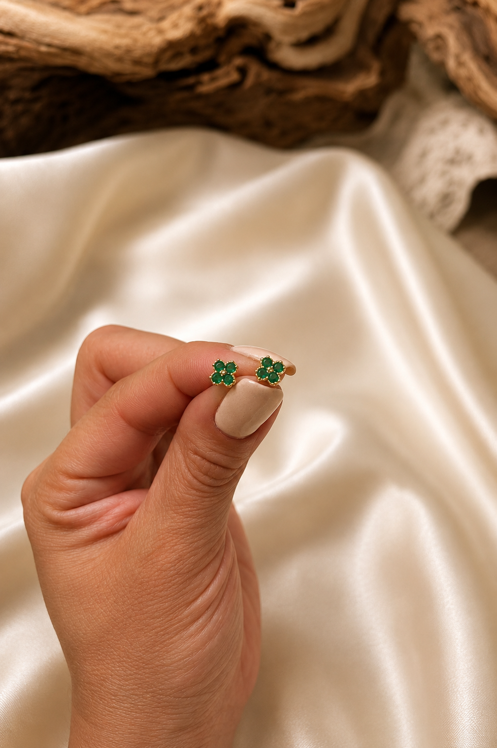 Emerald & 18K Gold Flower Design Earrings — 0.41 ct