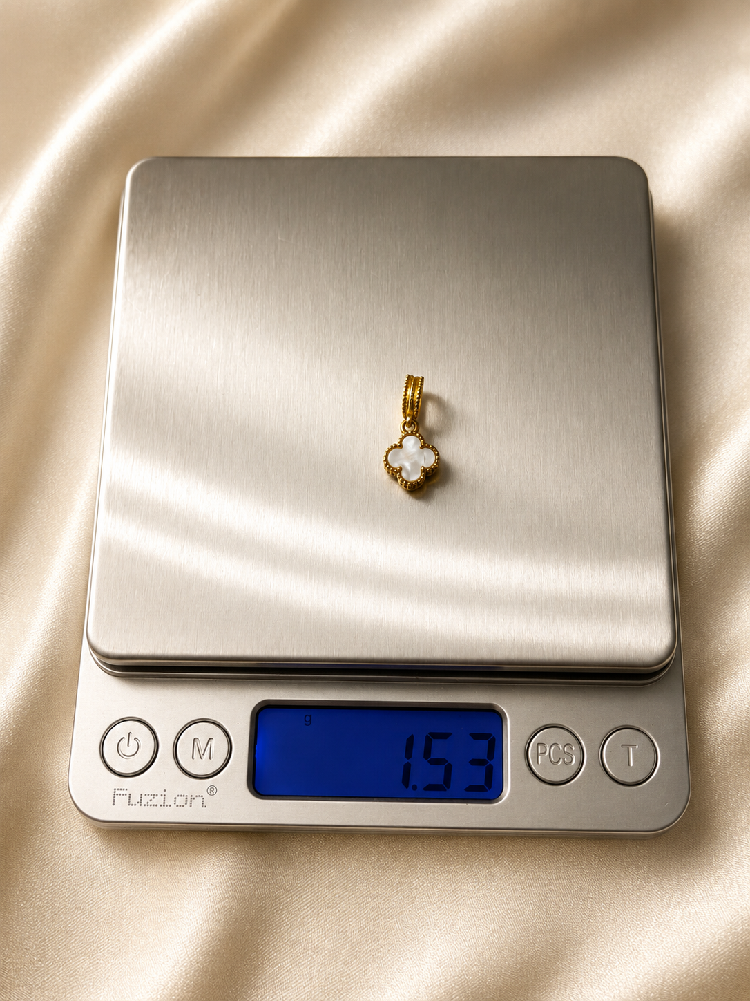 Clover Design Pendant — Mother-of-Pearl & 18K Gold