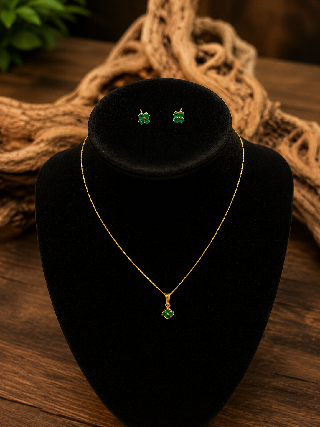 Emerald & 18K Gold Flower Design Jewelry Set
